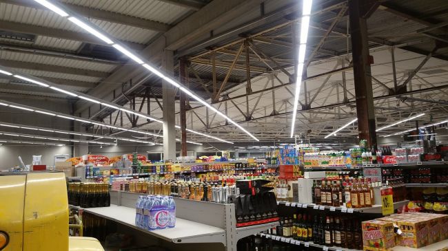 Eclairage LED posé en diagonale et en parallèle dans un magasin