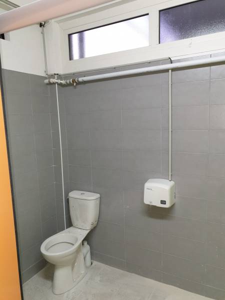 installation de sèche main dans les sanitaires d'une école sur Carnoux